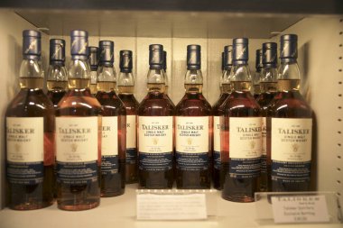 Skye Adası (İskoçya), Uk - 14 Ağustos 2018: Talisker damıtma tesisinde viski şişeleri. Carbost, Loch Harport, Minginish, Skye Adası, Inner Hebrides, İskoçya, Birleşik Krallık