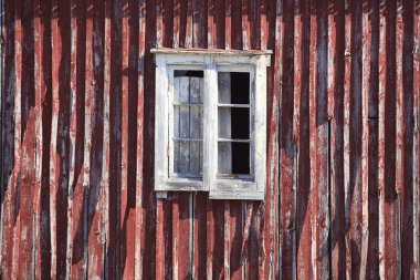 Lofoten Adaları / Norveç - 28 Ağustos 2017: Geleneksel ahşap pencereli ev, Lofoten Adaları, Nordland, Norveç, İskandinavya, Avrupa