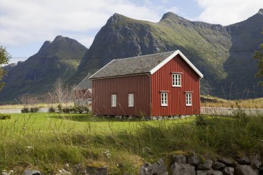Lofoten Adaları / Norveç - 28 Ağustos 2017: Geleneksel ahşap bir ev, Lofoten Adaları, Nordland, Norveç, İskandinavya, Avrupa