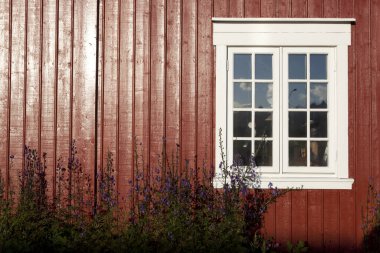 Lofoten Adaları / Norveç - 30 Ağustos 2017: Geleneksel ahşap pencereli ev, Lofoten Adaları, Nordland, Norveç, İskandinavya, Avrupa