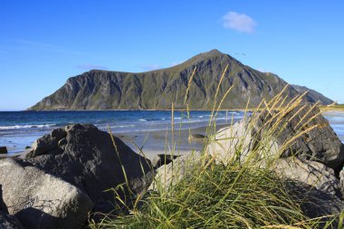 Lofoten Adaları / Norveç - 30 Ağustos 2017: Lofoten Adaları 'ndaki Flakstad Sahili, Nordland, Norveç, İskandinavya, Avrupa