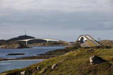 Lofoten Adaları / Norveç - 30 Ağustos 2017: Lofoten Adaları 'ndaki tipik bir köprü, Nordland, Norveç, İskandinavya, Avrupa