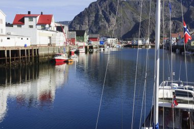 Lofoten Adaları / Norveç - 30 Ağustos 2017: Henningsvaer limanı Lofoten Adaları, Nordland, Norveç, İskandinavya, Avrupa