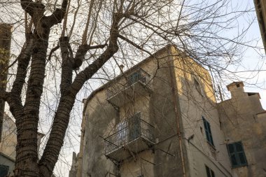 Finalborgo (Sv), İtalya - 12 Aralık 2017: Finalborgo köyünde tipik bir ev, Finale Ligure, Liguria, İtalya