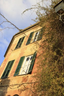Finalborgo (Sv), İtalya - 12 Aralık 2017: Finalborgo köyünde tipik bir ev, Finale Ligure, Liguria, İtalya