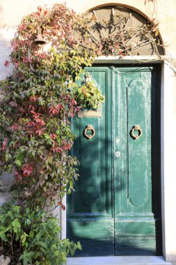 Finalborgo (Sv), İtalya - 12 Aralık 2017: Finalborgo köyünde eski bir kapı, Finale Ligure, Liguria, İtalya