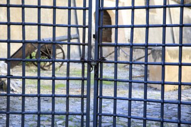 Finalborgo (Sv), İtalya - 12 Aralık 2017: Finalborgo Kalesi Kapısı, Finale Ligure, Liguria, İtalya