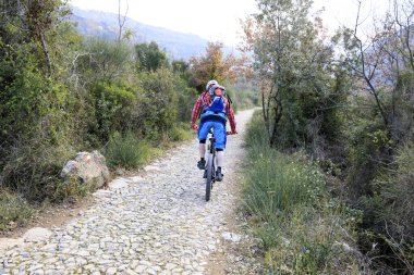 Finalborgo (Sv), İtalya - 12 Aralık 2017: Finalborgo kalesi yakınlarındaki dağ bisikleti pisti, Finale Ligure, Liguria, İtalya