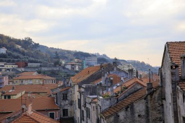 Finalborgo (Sv), İtalya - 12 Aralık 2017: Finalborgo Köyü ve Finalborgo Kalesi, Finale Ligure, Liguria, İtalya