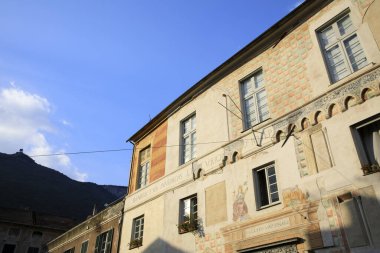 Finalborgo (Sv), İtalya - 12 Aralık 2017: Finalborgo köyündeki Ulusal Saray, Finale Ligure, Liguria, İtalya