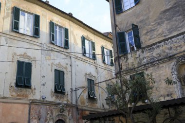 Finalborgo (Sv), İtalya - 12 Aralık 2017: Finalborgo köyünde tipik bir ev, Finale Ligure, Liguria, İtalya
