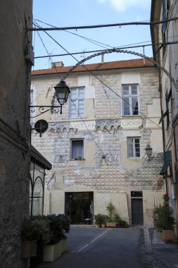 Finalborgo (Sv), İtalya - 12 Aralık 2017: Finalborgo köyünde tipik bir ev, Finale Ligure, Liguria, İtalya