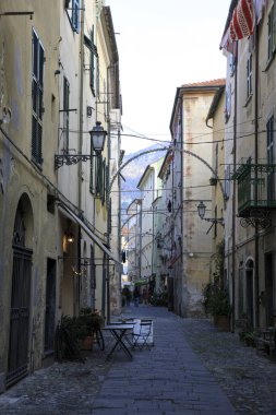 Finalborgo (Sv), İtalya - 12 Aralık 2017: Finalborgo köyünde tipik bir ev ve patika, Finale Ligure, Liguria, İtalya