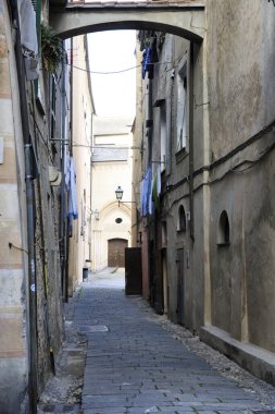 Finalborgo (Sv), İtalya - 12 Aralık 2017: Finalborgo köyünde tipik bir ev ve patika, Finale Ligure, Liguria, İtalya