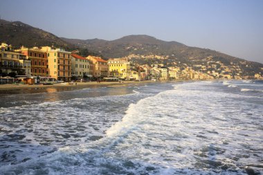 Alassio (Sv), İtalya - 12 Aralık 2017: Alassio view 's town from the lier, Riviera dei Fiori, Savona, Liguria, İtalya 