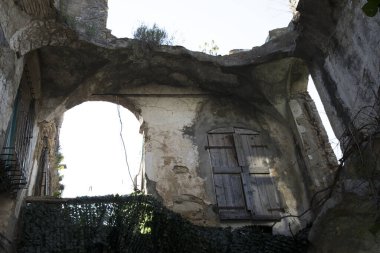 Bussana Vecchia (Im), İtalya - 12 Aralık 2017: Bussana Vecchia, Imperia, Liguria, İtalya 'da eski bir ev