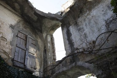 Bussana Vecchia (Im), İtalya - 12 Aralık 2017: Bussana Vecchia, Imperia, Liguria, İtalya 'da eski bir ev