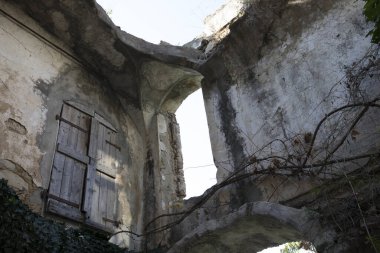 Bussana Vecchia (Im), İtalya - 12 Aralık 2017: Bussana Vecchia, Imperia, Liguria, İtalya 'da eski bir ev