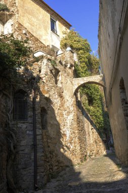 Bussana Vecchia (Im), İtalya - 12 Aralık 2017: Bussana Vecchia, Imperia, Liguria, İtalya 'da tipik bir ev ve patika