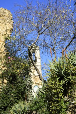 Bussana Vecchia (Im), İtalya - 12 Aralık 2017: Bussana Vecchia, Imperia, Liguria, İtalya 'da eski bir çan kulesi