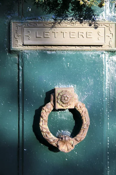 Finalborgo Italien Dezember 2017 Ein Alter Eisenklopfer Und Ein Briefkasten — Stockfoto