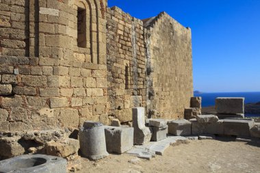 Lindos, Rodos / Yunanistan - 23 Haziran 2014: Lindos akropolünde kalıntılar, Rodos, Dodecanese Adaları, Yunanistan.