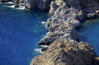Lindos, Rodos / Yunanistan - 23 Haziran 2014: Lindos, Rodos, Dodecanese Adaları yakınlarındaki uçurumlar.