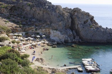 Lindos, Rodos / Yunanistan - 23 Haziran 2014: Lindos, Rodos yakınlarındaki bir plaj, Dodecanese Adaları, Yunanistan.