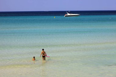 Es Trenc, Mayorka / İspanya - 25 Ağustos 2016: Es Trenc plajında turist, Colonia de Sant Jordi, Mallorca, Balear Adaları, İspanya.