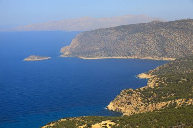 Rodos / Yunanistan - 23 Haziran 2014: Monolithos kalesinin kıyı şeridi manzarası, Rodos, Dodecanese Adaları, Yunanistan.