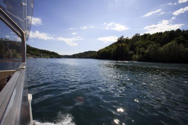 Sesto Calende (Va), İtalya - 15 Eylül 2016: Ticino Nehri manzarası Lombardiya, Piedmont, İtalya. 