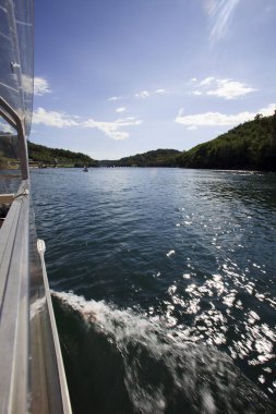 Sesto Calende (Va), İtalya - 15 Eylül 2016: Ticino Nehri manzarası Lombardiya, Piedmont, İtalya. 