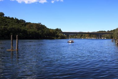 Sesto Calende (Va), İtalya - 15 Eylül 2016: Ticino Nehri manzarası Lombardiya, Piedmont, İtalya. 