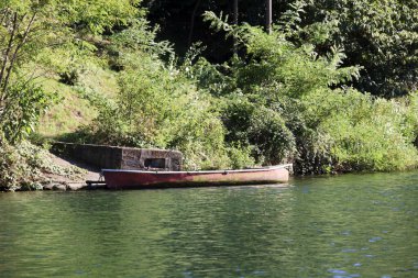 Sesto Calende (Va), İtalya - 15 Eylül 2016: Lombardy, Piedmont, İtalya 'daki Ticino nehir kenarı manzarası. 