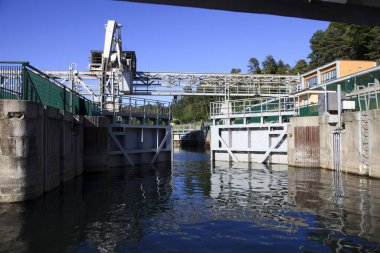 Sesto Calende (Va), İtalya - 15 Eylül 2016: Ticino Nehri manzaralı bir tekne, Lombardy, Piedmont, İtalya. 
