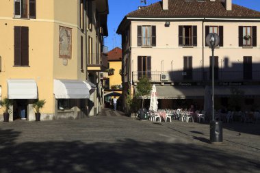 Sesto Calende (Va), İtalya - 15 Eylül 2016: Sesto Calende kasaba manzarası, Lombardy, Piedmont, İtalya. 