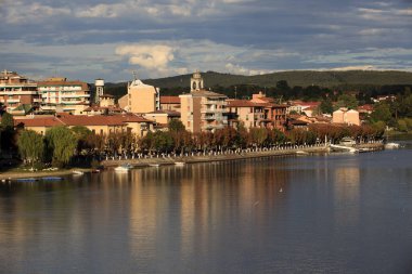 Sesto Calende (Va), İtalya - 15 Eylül 2016: Ticino nehir manzarası nehir kenarından Lombardiya, Piedmont, İtalya. 