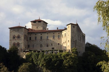 Angera (Va), İtalya - 15 Eylül 2016: Angera 'da Rocca Borromea, Angera, Maggiore Lake, Varese, Lombardy, İtalya.