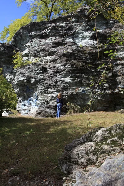 Sesto Calende Itália Setembro 2016 Turista Perto Gigantesca Pedra Chamada — Fotografia de Stock