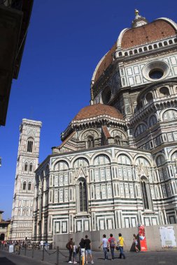 Firenze, İtalya - 21 Nisan 2017: Giotto Bell Tower ve Brunelleschi cupola ile Duomo Floransa, Firenze, Toskana, İtalya