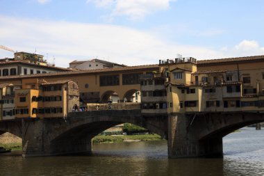 Firenze, İtalya - 21 Nisan 2017: Ponte Vecchio ve Arno Nehri Floransa, Firenze, Toskana, İtalya