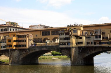 Firenze, İtalya - 21 Nisan 2017: Ponte Vecchio ve Arno Nehri Floransa, Firenze, Toskana, İtalya
