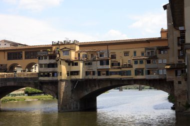 Firenze, İtalya - 21 Nisan 2017: Ponte Vecchio ve Arno Nehri Floransa, Firenze, Toskana, İtalya