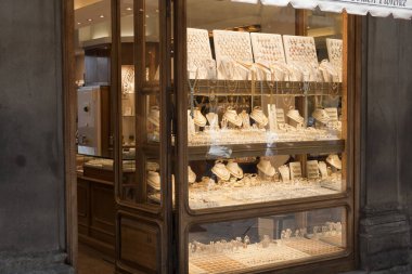 Firenze, İtalya - 21 Nisan 2017: Ponte Vecchio köprüsü, Floransa, Firenze, Toskana, İtalya