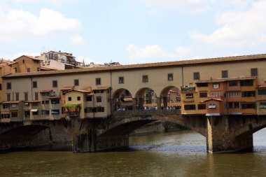 Firenze, İtalya - 21 Nisan 2017: Ponte Vecchio ve Arno Nehri, Floransa, Firenze, Toskana, İtalya