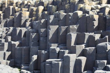 Ulster (İrlanda), - 20 Temmuz 2016: Kuzey İrlanda 'nın Antrim ilçesinin kuzey kıyısındaki Giant' s Causeway 'in çokgen bazalt kaya sütunları, Uk