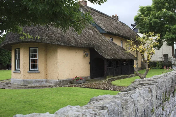 Adare Ireland July 2016 House Thatched Roof Adare County Limerick — стоковое фото