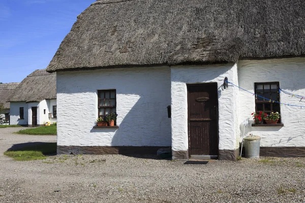 Kinvara Ireland Липня 2016 Традиційний Староірландський Котедж Очеретяним Дахом Galway — стокове фото