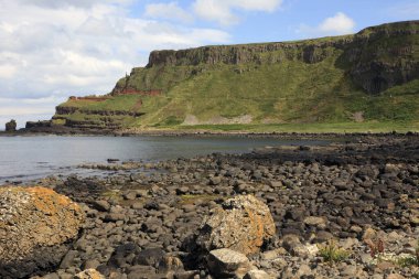 Ulster (İrlanda), - 20 Temmuz 2016: Kuzey İrlanda 'nın Antrim ilçesinin kuzey kıyısındaki Giant' s Causeway 'in çokgen bazalt kaya sütunları, Uk