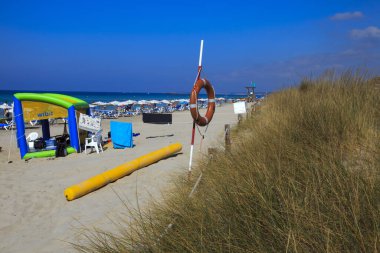 Son Bou, Menorca / İspanya - 22 Haziran 2016: Son Bou plajı Alaior, Menorca, Balearic Adaları, İspanya